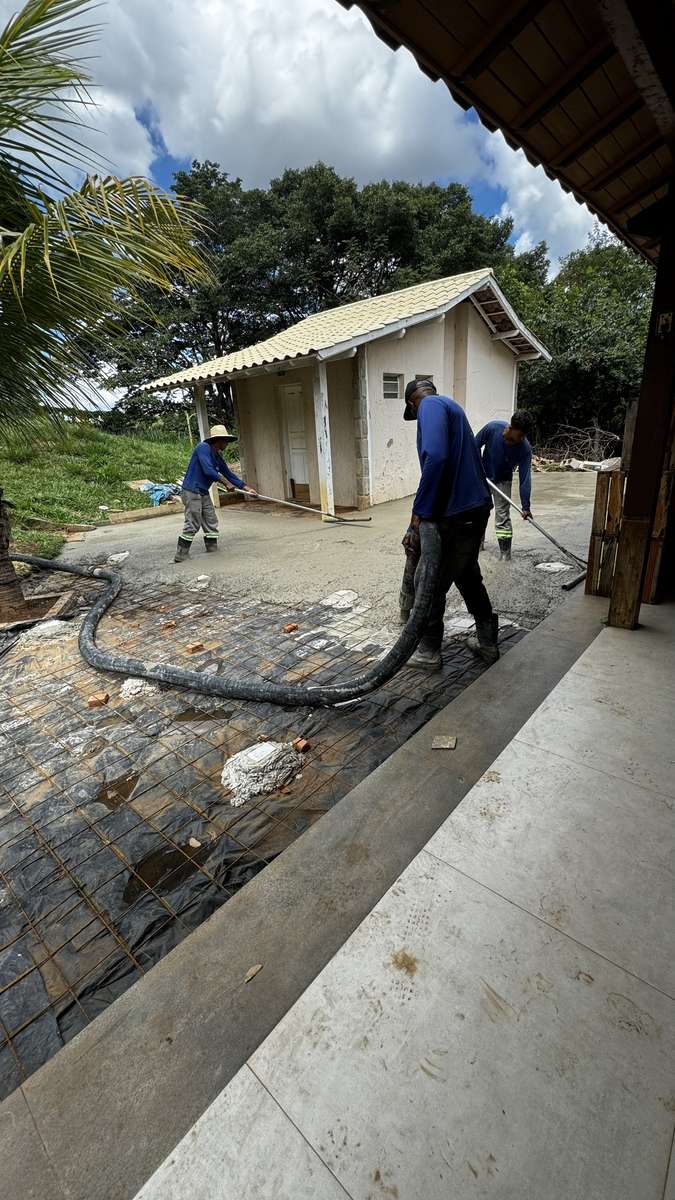 Concretagem de contrapiso com a equipe da Construtora Gori