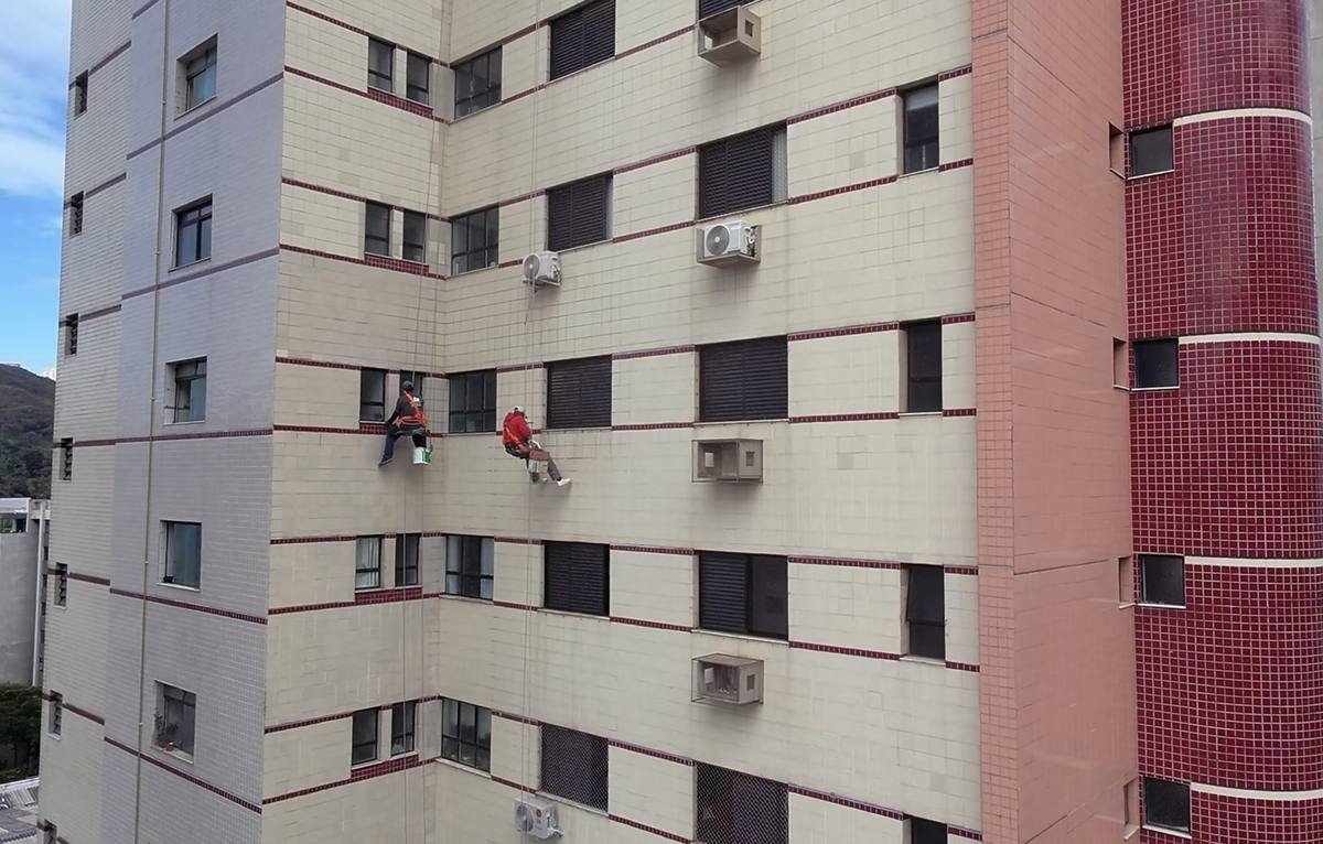 Recuperação de fachada com acesso por corda em Belo Horizonte