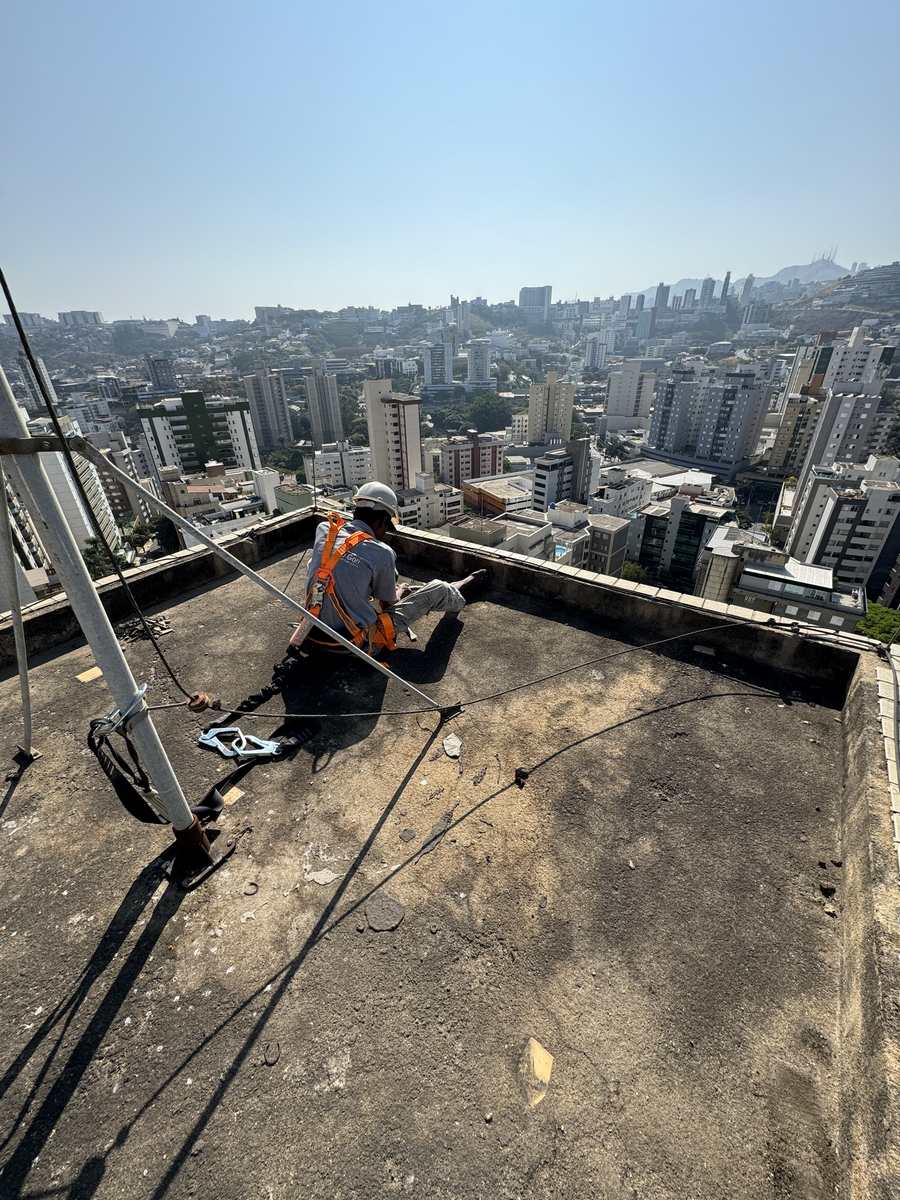 Equipe em laje de cobertura, com Belo Horizonte ao fundo