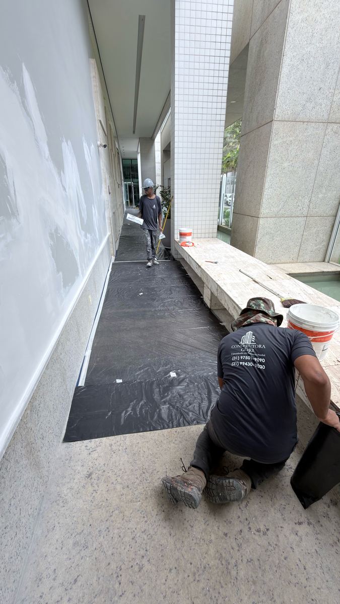 Pintura de hall e área comum, com o piso protegido durante a execução