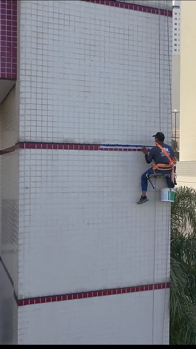 Rejuntamento de fachada em pastilha, com trabalho em altura
